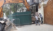 Biệt thự nhiều vi phạm: Cẩu tảng bê-tông to chặn vị trí bị cắt rào tôn, ngăn thi công rầm rộ