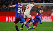 Alba bị ném bóng vào mặt, Barcelona không hạ nổi chủ nhà Sevilla