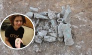 Săn kho báu trên đồng, cô bé 13 tuổi phát hiện 65 bảo vật gây choáng váng