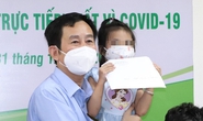 Bác sĩ tặng quà cho trẻ mồ côi vì Covid-19, không để các em đơn độc