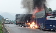 Hai xe tải đấu đầu, lửa bốc cháy, nhiều người thương vong