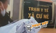 Xôn xao clip nhân viên y tế xé áo blouse trắng trước cơ quan
