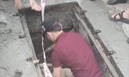Người phụ nữ đi xe máy rơi xuống hố ga ngất xỉu