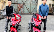 Đi xe máy bịt mặt, mang theo 2 khẩu súng nổ nhiều phát đạn vào nhà dân