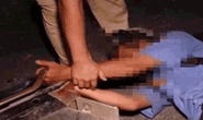 VIDEO: Bị CSGT thổi phạt, người đàn ông nằm vạ giữa đường, giữ chặt xe máy