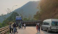 Xe container chở xỉ than lật chắn ngang đèo Bảo Lộc, giao thông ách tắc 2 chiều
