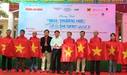 Ngư dân Phú Yên nhận cờ từ Chương trình Một triệu lá cờ Tổ quốc cùng ngư dân bám biển