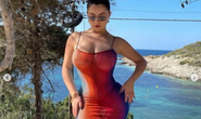 Demi Rose “bốc lửa” với vòng ba ấn tượng