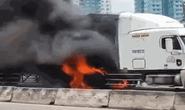 CLIP: Xe container vừa chạy vừa cháy, khói lửa cuồn cuộn ở TP Thủ Đức