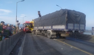 Tai nạn nghiêm trọng trên cầu Gianh, 2 người thương vong, ách tắc nhiều giờ