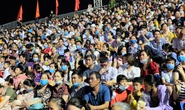 Biển người chen nhau xem bắn pháo hoa Năm Du lịch Quốc gia 2021