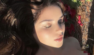 Demi Rose khoe ngực trần,  Elizabeth Hurley diện bikini  mừng ngày trái đất