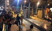 Tai nạn thương tâm, người chạy xe máy văng thẳng vào cabin trạm thu phí cầu Đồng Nai