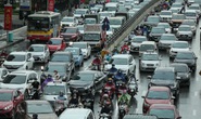 CLIP: Nhọc nhằn nhích từng bước dưới cơn mưa kéo dài trong giờ đi làm đầu tuần