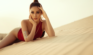 Hoa hậu Khánh Vân khoe hình ảnh nóng bỏng trên đồi cát