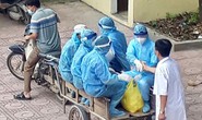 Câu chuyện xúc động của bác sĩ trong bức ảnh nhân viên y tế đi xe ba gác vào vùng dịch