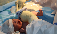 Clip: Bé sơ sinh chào đời an toàn từ người mẹ mắc Covid-19 có dấu hiệu suy thai
