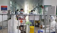 Cận cảnh bệnh nhân Covid-19 bỏ phiếu bầu cử trong bệnh viện dã chiến