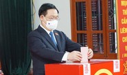 Chủ tịch Quốc hội Vương Đình Huệ bỏ lá phiếu đầu tiên tại thành phố Cảng
