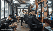 CLIP: Người dân tranh thủ đi cắt tóc, hàng quán vội dọn dẹp trước giờ G