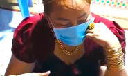 Nhiều quý bà đeo vàng đỏ tay bị bắt tại căn nhà cấp 4 ở Nhà Bè, TP HCM