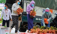 Đội nắng, xếp hàng mua vải ủng hộ nông dân Bắc Giang