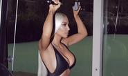 Kim Kardashian khoe tóc bạch kim và đường cong “bốc lửa”