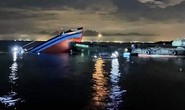 Tàu cá chìm sau va chạm với sà lan trên cửa biển