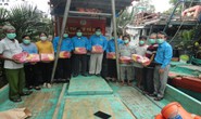 Bến Tre: Trao cờ Tổ quốc cho ngư dân ở 3 huyện vùng biển