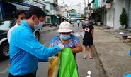 Hỗ trợ thực phẩm cho lực lượng chống dịch và công nhân bị cách ly