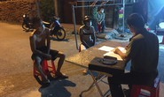 Bắt 2 thanh niên điều khiển xe máy thông chốt kiểm dịch Covid-19 vào vùng cách ly y tế