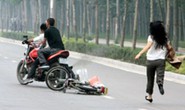 Hai kẻ táo tợn tấn công cô gái cướp xe ở Hóc Môn