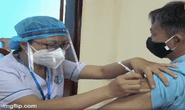 Tiêm vắc-xin Covid-19 cho cán bộ, nhân viên Quân chủng Phòng không - Không quân ở TP HCM