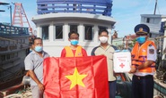 Cảnh sát biển trao cờ Tổ quốc và quà cho ngư dân Hòn Đất
