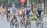 Cận cảnh hồ Gươm trở thành “trường đua” xe đạp cho người  tập thể dục buổi sáng