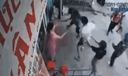 CLIP: Cả nhà giám đốc công ty điện kéo sang hành hung 1 phụ nữ