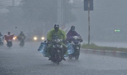 Đầu giờ chiều 7-6, bầu trời Hà Nội bỗng xám xịt kèm mưa lớn