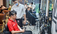 Người dân chờ hàng tiếng đồng hồ để cắt tóc trước “giờ G”