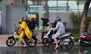 Hình ảnh ấm lòng giữa buổi chiều mưa ngập nhiều nơi ở TP HCM
