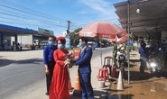 Cô dâu Quảng Nam, chú rể Đà Nẵng trao sính lễ tại chốt kiểm dịch