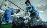 Xuyên đêm cùng người đàn ông mất một chân đi gom rác bị nợ lương
