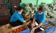 Bà con nông dân tỉnh Lâm Đồng tặng rau củ quả cho người lao động bị cách ly
