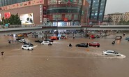 Trung Quốc: Đường phố thành sông, nước ngập tới ngực hành khách đi tàu hỏa