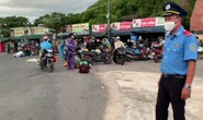 Huế - Đà Nẵng: CSGT hộ tống những người về từ TP HCM bằng xe máy