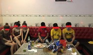 Đang giãn cách xã hội, chủ quán karaoke vẫn cho tụ tập hát hò cùng dàn “tay vịn”