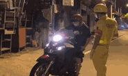 CLIP: Ra đường sau 18 giờ, nam thanh niên phân bua mang thuốc cho bạn gái bị ốm