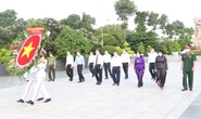 Lãnh đạo TP HCM dâng hoa, dâng hương tưởng niệm các anh hùng liệt sĩ