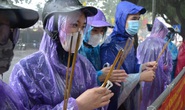 Cận cảnh các sĩ tử đội mưa to vái vọng ở Văn Miếu trước kỳ thi THPT