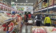 Người dân TP HCM lại đổ đến siêu thị, cửa hàng mua gom thực phẩm