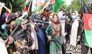Phụ nữ Afghanistan cầm súng thách thức Taliban